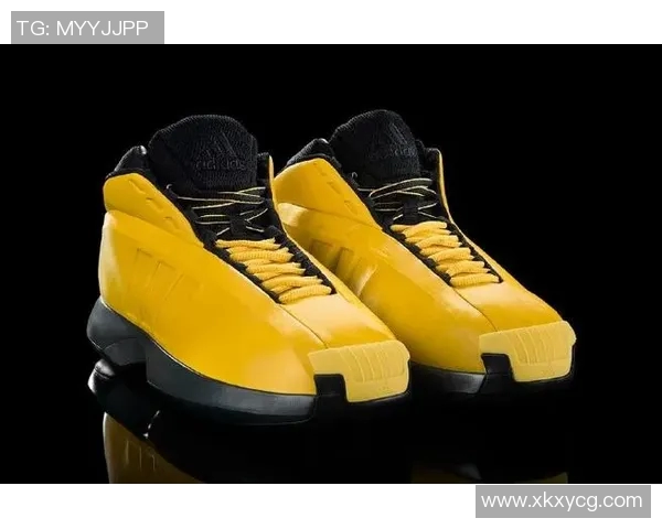 科比签名足球鞋高清图片展示细节与独特设计风格