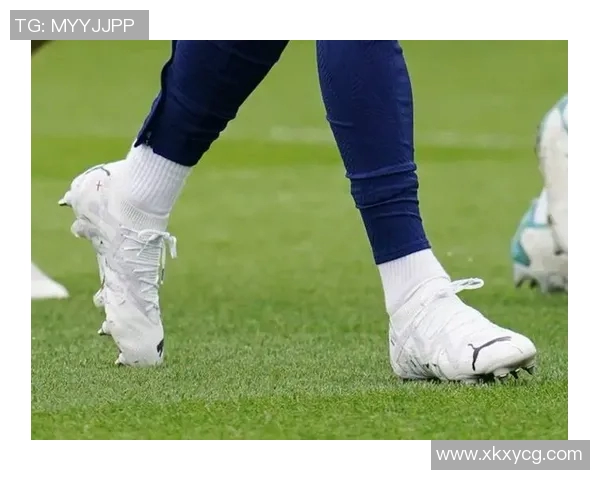 足球鞋球星宣传照片高清呈现，展现顶级运动员独特魅力与速度感